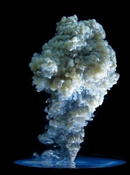 Это интересно! <br>Художник Марк Моусон из Лондона капал краской в воду и снимал результат на камеру. Для этих кадров он просто взял краску разных оттенков и вылил ее в воду, снимая результат на фотоаппарат - 5