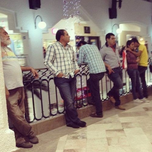 Фотографии уставших мужчин в торговых центрах - 7