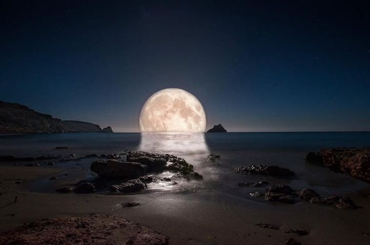 Луна над пляжем Ксерокамбос, Греция