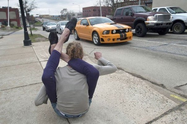 Бывшая модель Playboy к старости стала уличной нищей . 60-летняя Криста МакКенна, бывшая модель Playboy и участница различных шоу на ТВ, сейчас отчаянно пытается заработать на жизнь, выступая на улицах американского города Гранд-Рапидс. Ее удивительная ги