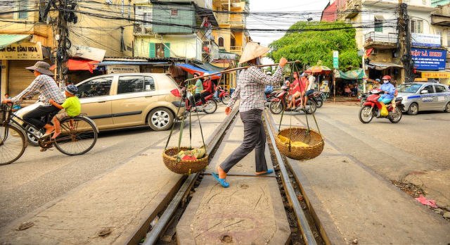 Железная дорога, проходящая через город. Ханой. Вьетнам - 8