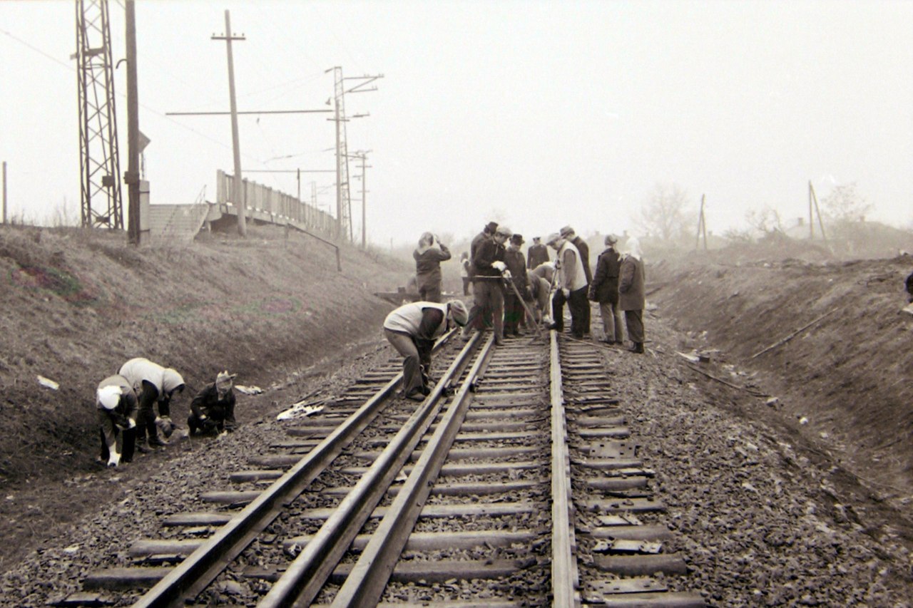 Фоторепортаж из прошлого.<br>Субботник который проходил в депо Московское<br>Продолжаем вспоминать, как это было.<br>Часть 5 "Путевое хозяйство". По материалам: vk.com/soviet_kharkov<br>#ukraine #украина #Харьков #Kharkov #Харків  #kistory_kh - 7