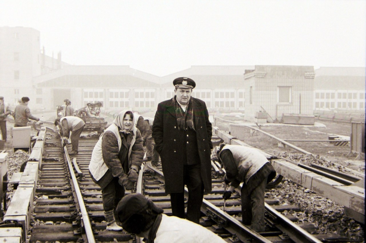 Фоторепортаж из прошлого.<br>Субботник который проходил в депо Московское<br>Продолжаем вспоминать, как это было.<br>Часть 5 "Путевое хозяйство". По материалам: vk.com/soviet_kharkov<br>#ukraine #украина #Харьков #Kharkov #Харків  #kistory_kh