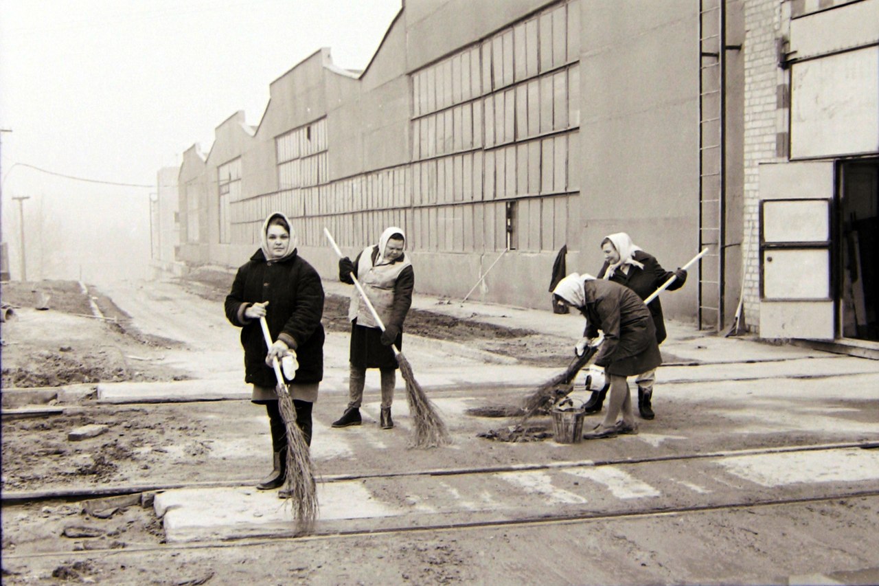 Фоторепортаж из прошлого.<br>Субботник который проходил в депо Московское<br>Продолжаем вспоминать, как это было.<br>Часть 5 "Путевое хозяйство". По материалам: vk.com/soviet_kharkov<br>#ukraine #украина #Харьков #Kharkov #Харків  #kistory_kh - 6