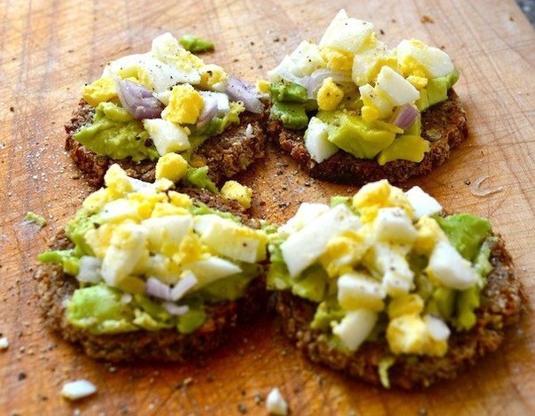 "Заменители" еды. Забирайте на стену). Коктейль на завтрак . Смешайте в блендере: 250мл молока 0% или кефира 0%, половину банана, 2-3 ложки овсянки быстрого приготовления и немного корицы. Этот коктейль даст вам отличный заряд бодрости и энергии, банан по