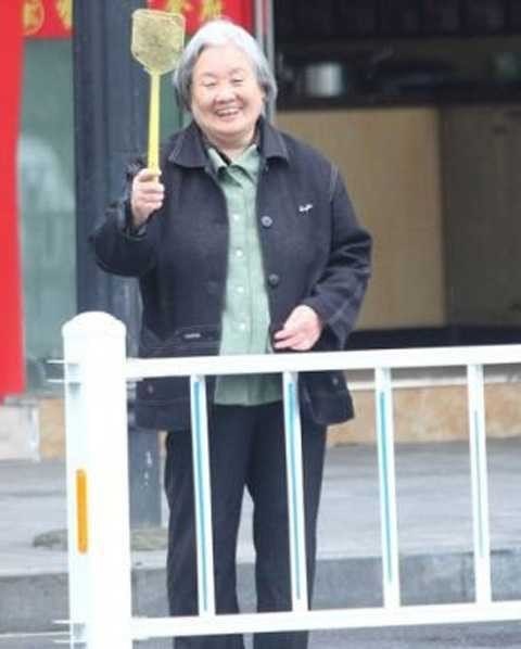 Пенсионерка из Китая каждый день записывает на свой счет по тысяче трупов . Женщина завела свое необычное и весьма трудоемкое хобби, когда вышла на пенсию. Несмотря на почтенный возраст, бабушка решила не просиживать дни напролет на лавке у подъезда, а пр