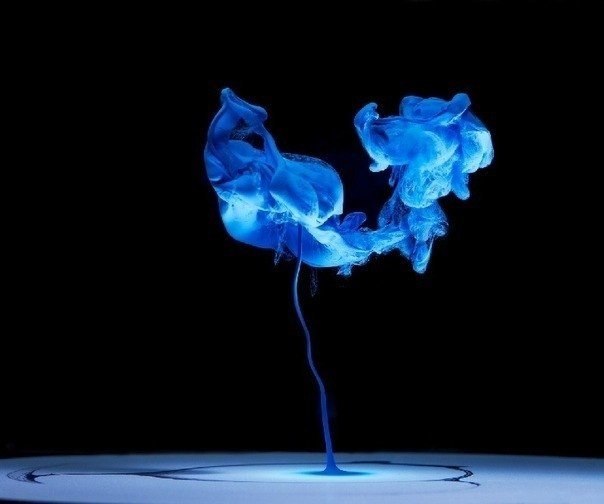 Это интересно! <br>Художник Марк Моусон из Лондона капал краской в воду и снимал результат на камеру. Для этих кадров он просто взял краску разных оттенков и вылил ее в воду, снимая результат на фотоаппарат