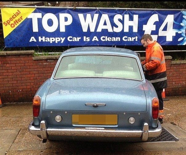 Старушка угробила винтажный Bentley, перепутав тормоз с газом