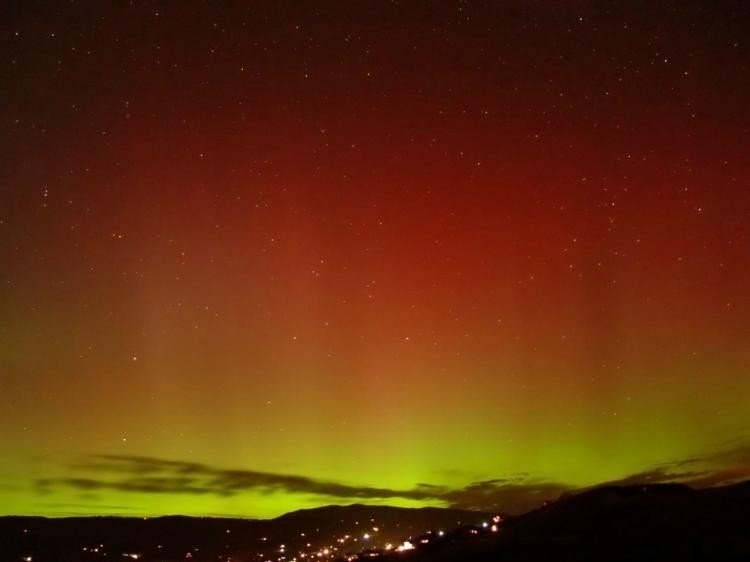 Помимо всем привычного Северного сияния зеленоватых оттенков, существует сияние именуемое Красная Аврора окрашено оно в красные тона, удивительно красивое зрелище - 6