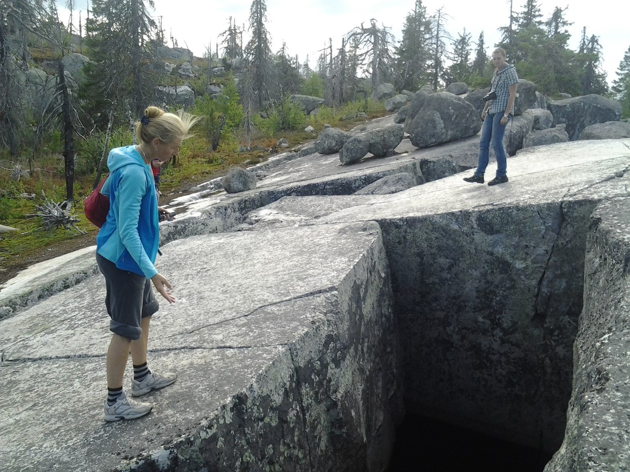 Друзья, приглашаю вас в удивительные поездки по Карелии. Кижи, гора Воттоваара, водопад Кивач, парк Паанаярви, древние языческие святилища и наскальные рисунки, священное Сейдозеро и конечно волшебные скалы Белого моря. Вступайте в нашу группу и ищите лет - 8