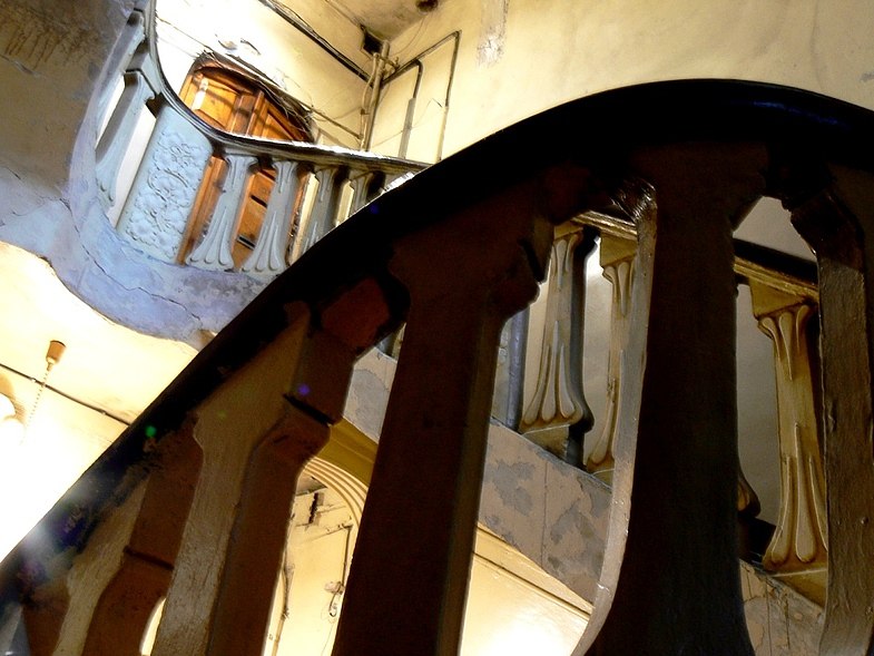 [club1543502|Бывший доходный дом.]. Эта лестница находится в доме № 19 (бывший Доходный дом) по улице Пушкинской, которая до 1899 года называлась Немецкой.. Улица появилась в начале XIX века, когда городская дума в 1805 г. отвела здесь землю для заселения - 6