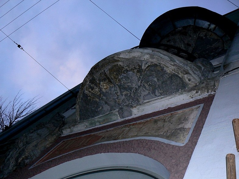 [club1543502|Бывший доходный дом.]. Эта лестница находится в доме № 19 (бывший Доходный дом) по улице Пушкинской, которая до 1899 года называлась Немецкой.. Улица появилась в начале XIX века, когда городская дума в 1805 г. отвела здесь землю для заселения - 7