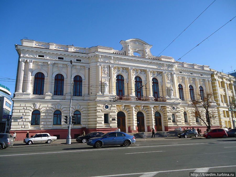 [club1543502|Здание Харьковского автотранспортного техникума]. Здание бывшего земельного банка, а ныне Харьковского автотранспортного техникума находится по адресу площадь Конституции, 28. Построенный в 1896-1898рр. по проекту сына известного ученого хими