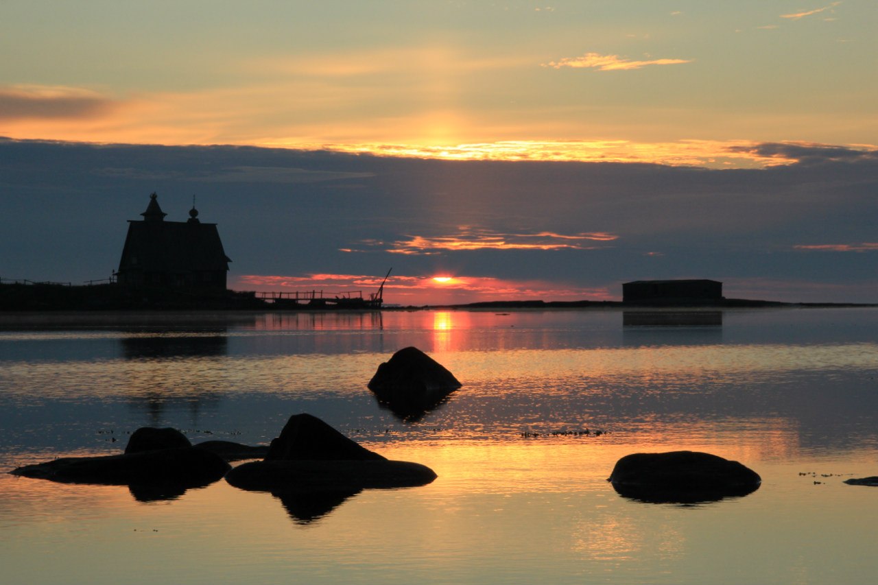 Друзья, приглашаю вас в удивительные поездки по Карелии. Кижи, гора Воттоваара, водопад Кивач, парк Паанаярви, древние языческие святилища и наскальные рисунки, священное Сейдозеро и конечно волшебные скалы Белого моря. Вступайте в нашу группу и ищите лет