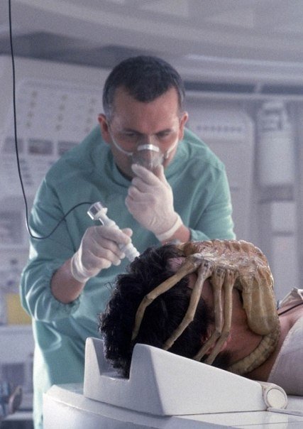 Какие же мы с вами старые. Мы помним этот день, как вчера: после премьеры «Матрицы» мир изменился, самым популярным героем стал Нео, и все помешались на альтернативной реальности.. Оказывается, фильм вышел 15 лет назад, а не 5-6, как засело в голове. Даже - 7