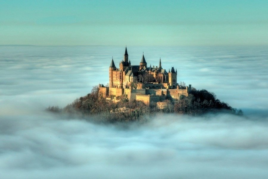 Замок Гогенцоллерн в тумане, Германия