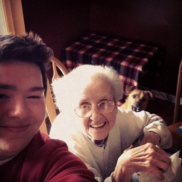 80-летняя бабушка, больная раком, стала настоящей звездой Инстаграм. Зак Белден создал аккаунт для своей 80-летней бабушки Бетти Симпсон, больной раком. С момента постановки диагноза заботливый внук регулярно фотографирует ее, и у бабули уже множество фол