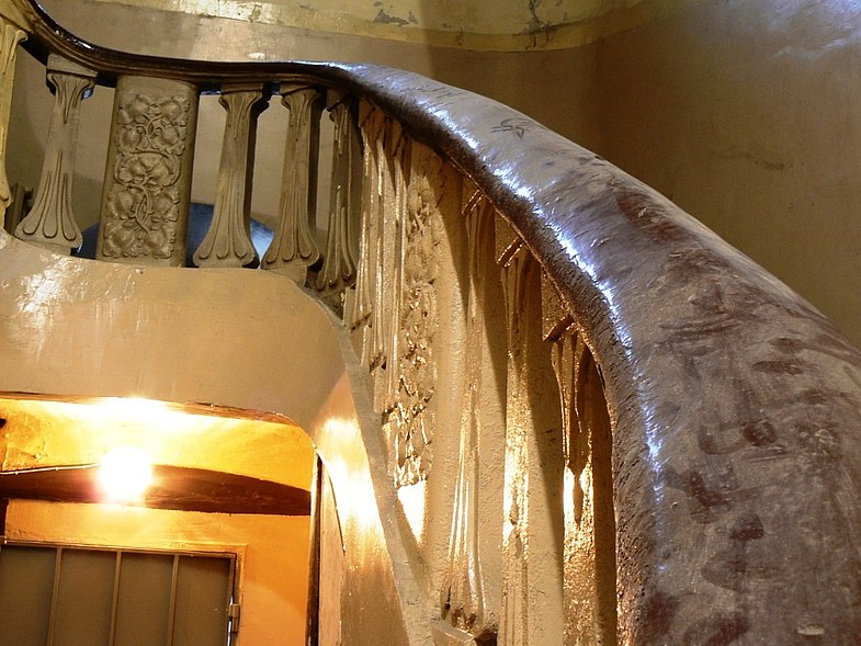 [club1543502|Бывший доходный дом.]. Эта лестница находится в доме № 19 (бывший Доходный дом) по улице Пушкинской, которая до 1899 года называлась Немецкой.. Улица появилась в начале XIX века, когда городская дума в 1805 г. отвела здесь землю для заселения - 5