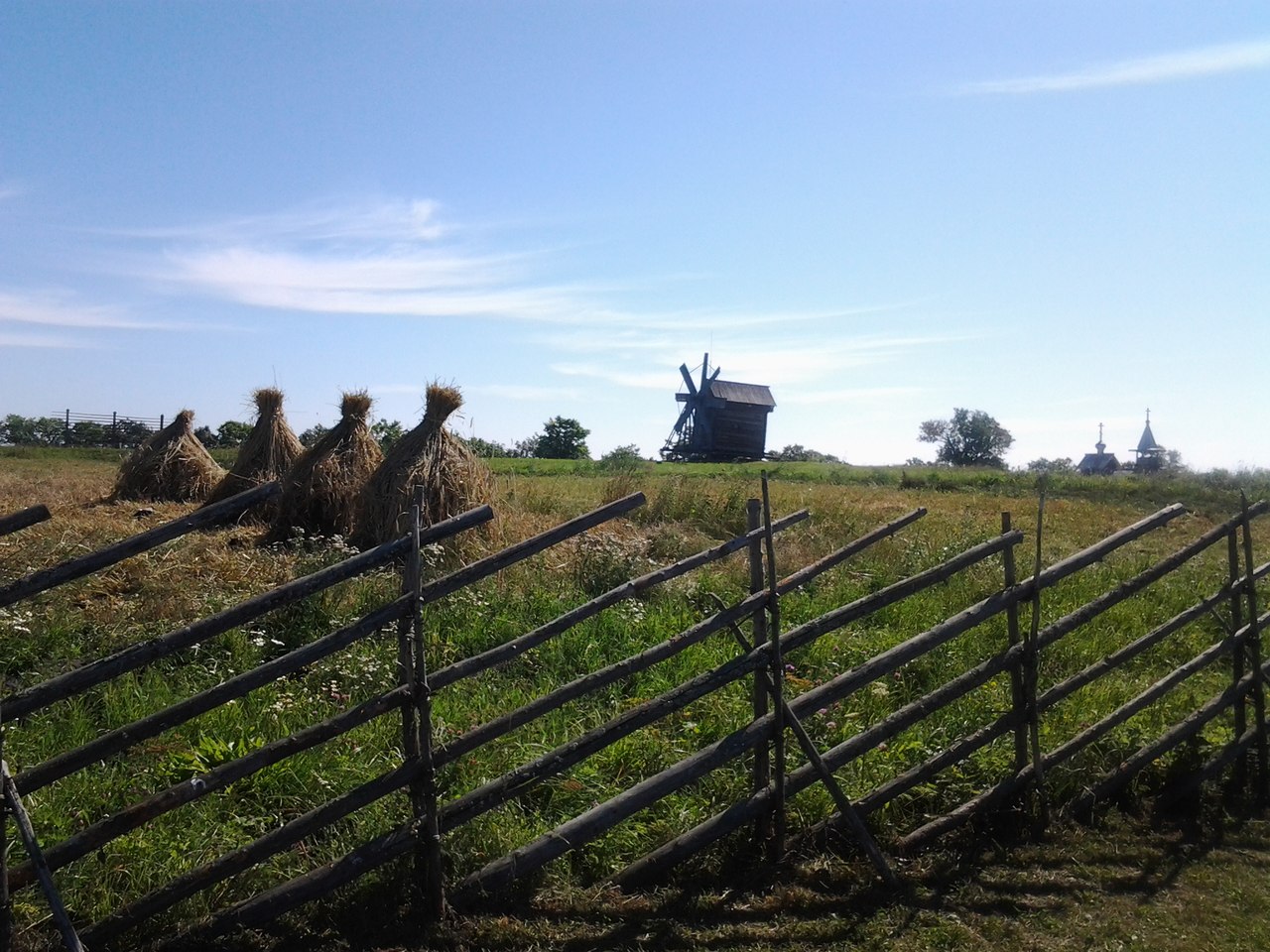 Друзья, приглашаю вас в удивительные поездки по Карелии. Кижи, гора Воттоваара, водопад Кивач, парк Паанаярви, древние языческие святилища и наскальные рисунки, священное Сейдозеро и конечно волшебные скалы Белого моря. Вступайте в нашу группу и ищите лет - 9