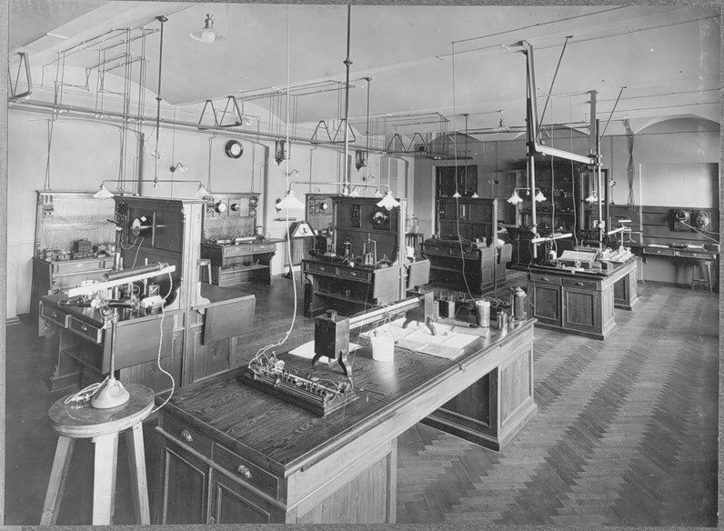 [club1543502|Новое изобретение]. Студент технологическаго института А. И. Кирквуз изобрел прибор для определения температуры или давления на разстоянии при помощи электрическаго тока.<br>Прибор этот, по отзывам специалистов, будет иметь большое значение в