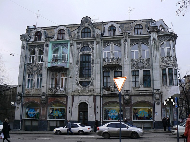 [club1543502|Бывший доходный дом.]. Эта лестница находится в доме № 19 (бывший Доходный дом) по улице Пушкинской, которая до 1899 года называлась Немецкой.. Улица появилась в начале XIX века, когда городская дума в 1805 г. отвела здесь землю для заселения