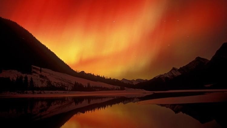 Помимо всем привычного Северного сияния зеленоватых оттенков, существует сияние именуемое Красная Аврора окрашено оно в красные тона, удивительно красивое зрелище