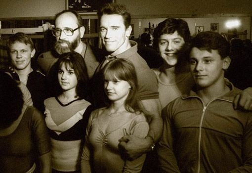 1987. Арнольд Шварценеггер в московском клубе "Атлетика" . Слева на фотографии — тяжелоатлет–рекордсмен Юрий Власов. Власов и Шварценеггер познакомились в 1961 году в Вене на чемпионате мира по тяжёлой атлетике. Друг Власова австрийский штангист Хельтке п