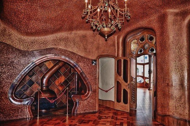 Творение Гауди: Дом Бальо в Барселоне изнутри и снаружи, Испания