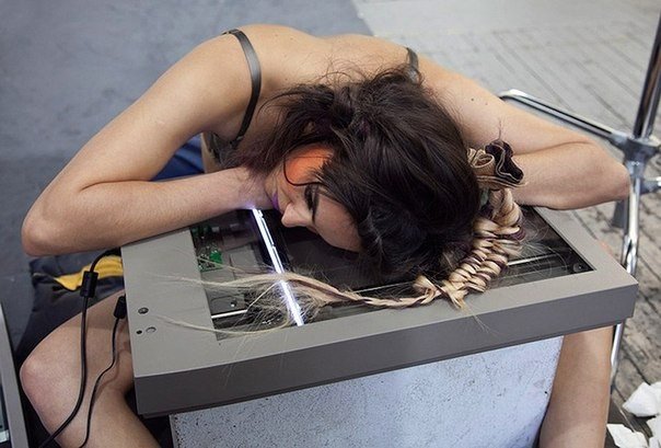 Нью-йоркский фотограф Генри Харгривз (Henry Hargreaves), организовал необычную фотосессию для рекламы ювелирных изделий и украшений. Вместо обычной фотосъемки он провел креативную “съемку” сканером, заставив модель сканироваться. Получилось довольно интер