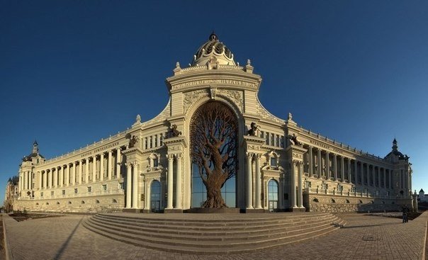 Казань — это место, где мирно сосуществуют запад и восток, христианство и ислам, старая архитектура и новая, невероятный город! - 7