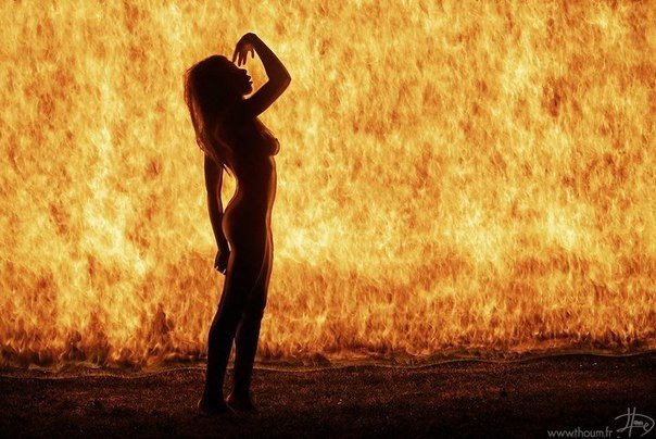 Том Лакост интересуется нестандартными увлечениями различных субкультур. Как у художника, у Тома есть свой творческий взгляд на всё, что попадает в поле зрения его объектива. Предлагаем вам посмотреть его работы из серии “Fire show”, где совершенно в ново - 5