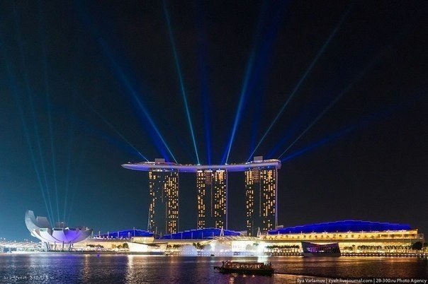 Самый крутой отель на свете, Marina Bay Sands в Сингапуре. Бассейн под облаками