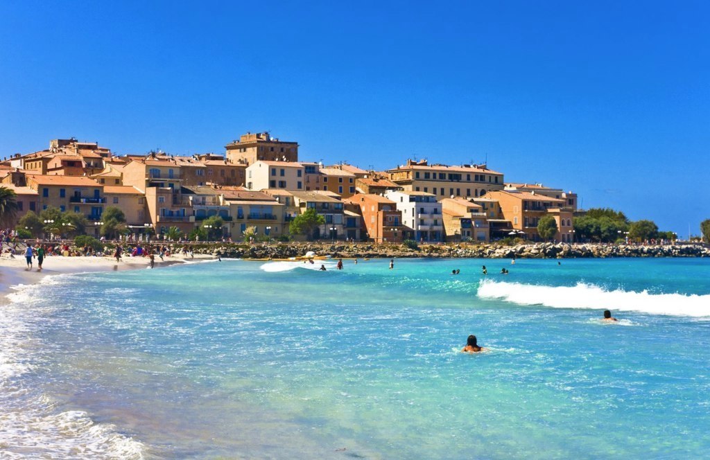 Утренний пляж в Бастии, Корсика, Франция