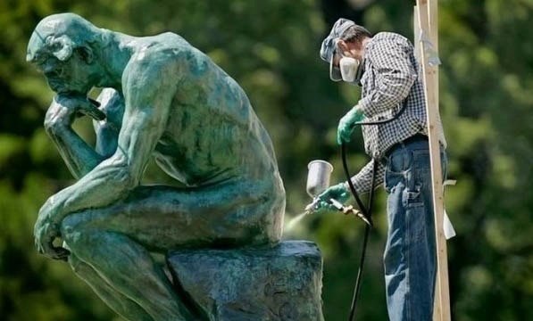 Фотографируйтесь с памятниками правильно. Путешествуя по различным местам, люди делают стандартные снимки с памятниками и скульптурами. Похожие друг на друга фотографии способны вызвать разве что зевоту. Ну кто не фотографировался с Пизанской башней в рук