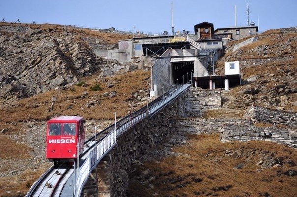 Cамой длинной лестницей в мире считается лестница фуникулера Niesenbahn, позволяющего подняться на вершину горы Низен, что в Швейцарских Альпах - 8