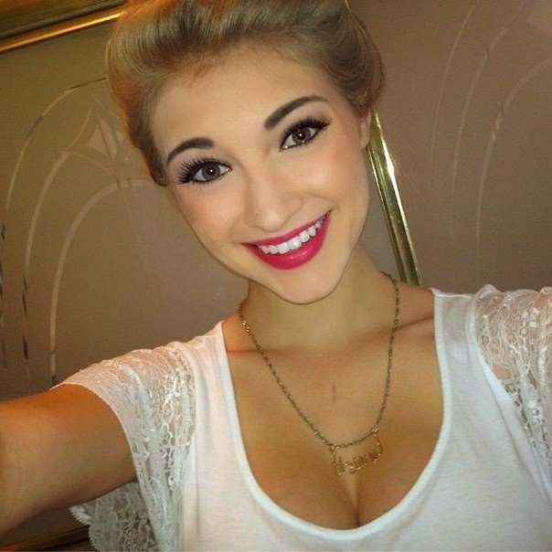 Анна Фэйт - новая звезда интернета, имеющая поразительное сходство с героиней мультфильма "Холодное Сердце". Я думаю многие видели эту фотографию, но мало кто знает, что это актриса из Флориды, Анна Фейт. Далее предлагаем вам посмотреть фото Анны в повсед - 7