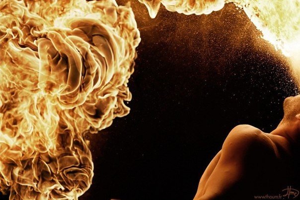 Том Лакост интересуется нестандартными увлечениями различных субкультур. Как у художника, у Тома есть свой творческий взгляд на всё, что попадает в поле зрения его объектива. Предлагаем вам посмотреть его работы из серии “Fire show”, где совершенно в ново