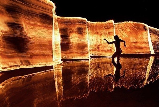 Том Лакост интересуется нестандартными увлечениями различных субкультур. Как у художника, у Тома есть свой творческий взгляд на всё, что попадает в поле зрения его объектива. Предлагаем вам посмотреть его работы из серии “Fire show”, где совершенно в ново - 7