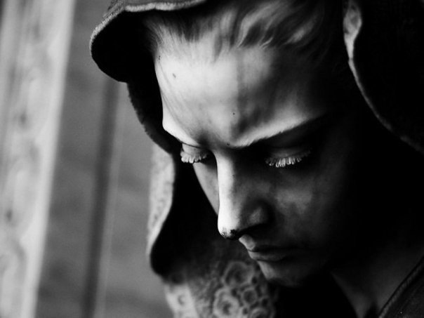 Скульптура, которая заставляет задуматься: камень превратился в человека или человек в камень - 6