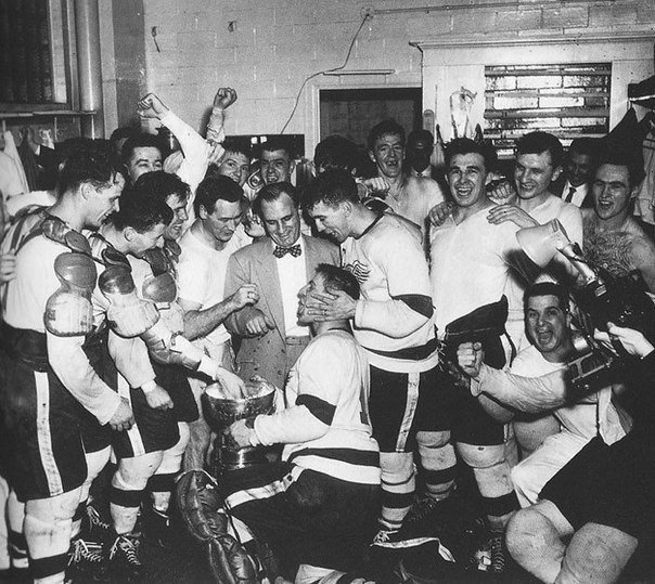 Терри Савчук. Мужественный. Великий.. Вратарь, который играл без маски.. Терри Савчук (Terry Sawchuk) – великий вратарь NHL, прочувствовавший на себе всю жестокость игры. У него были переломы лицевых костей. Все его тело было в ушибах и порезах. После мно