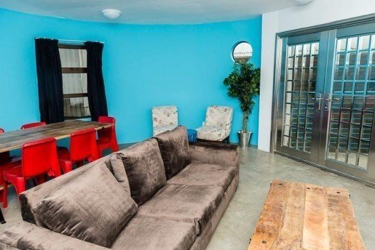 Дом из зернохранилищ и морских бункеров