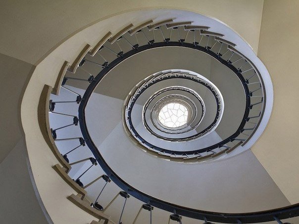 Завораживающие лабиринты винтовых лестниц от фотографа Nils Eisfeld - 3