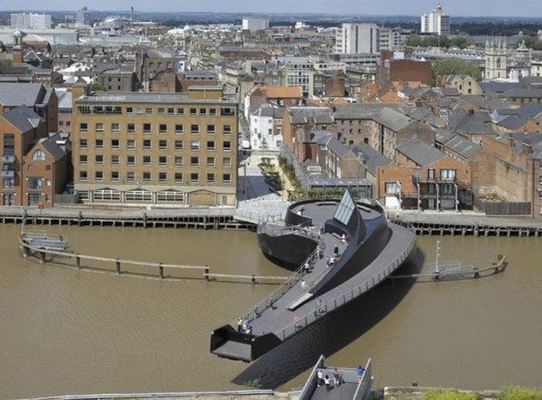 Поворотный мост через реку Халл. Мост имеет форму запятой, «хвостик» которой – это собственно сам пролет, соединяющий берега реки, а круглое основание, вплотную примыкающее к правому берегу, имеет два яруса и служит для размещения видовой площадки и повор