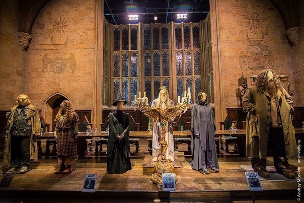 Где снимался “Гарри Поттер”. В Лондоне, в пригороде Watford, находится знаменитая Warner Bros. Studio, в павильонах которой снимались все 8 серий самого популярного сериала всех времен и народов о Гарри Поттере. На экскурсию по этой студии может отправить - 6