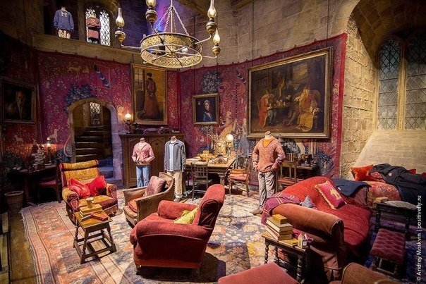 Где снимался “Гарри Поттер”. В Лондоне, в пригороде Watford, находится знаменитая Warner Bros. Studio, в павильонах которой снимались все 8 серий самого популярного сериала всех времен и народов о Гарри Поттере. На экскурсию по этой студии может отправить - 7