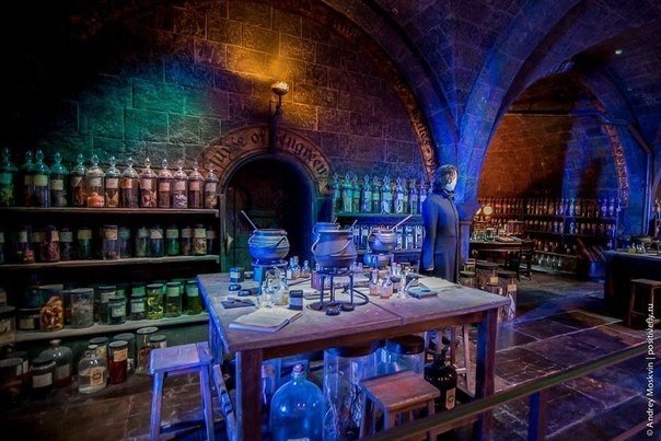 Где снимался “Гарри Поттер”. В Лондоне, в пригороде Watford, находится знаменитая Warner Bros. Studio, в павильонах которой снимались все 8 серий самого популярного сериала всех времен и народов о Гарри Поттере. На экскурсию по этой студии может отправить - 8