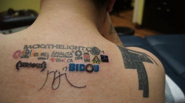 Пэт Вэйлэнкурт (Pat Vaillancourt) — обладатель рекорда по количеству татуировок с URL-адресами сайтов на спине и руках. Но он не планирует останавливается. В его планах 100 000 адресов