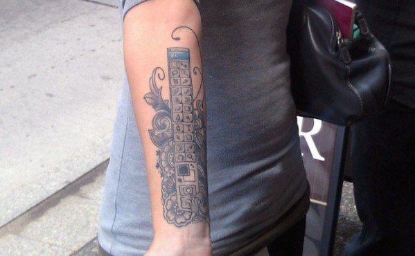 Девушка с татуировкой из