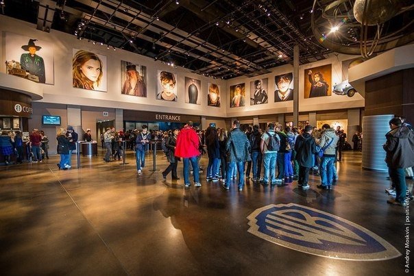 Где снимался “Гарри Поттер”. В Лондоне, в пригороде Watford, находится знаменитая Warner Bros. Studio, в павильонах которой снимались все 8 серий самого популярного сериала всех времен и народов о Гарри Поттере. На экскурсию по этой студии может отправить - 5