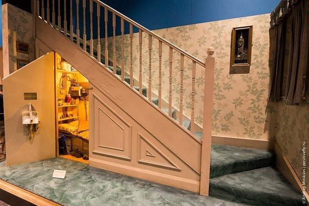 Где снимался “Гарри Поттер”. В Лондоне, в пригороде Watford, находится знаменитая Warner Bros. Studio, в павильонах которой снимались все 8 серий самого популярного сериала всех времен и народов о Гарри Поттере. На экскурсию по этой студии может отправить - 9